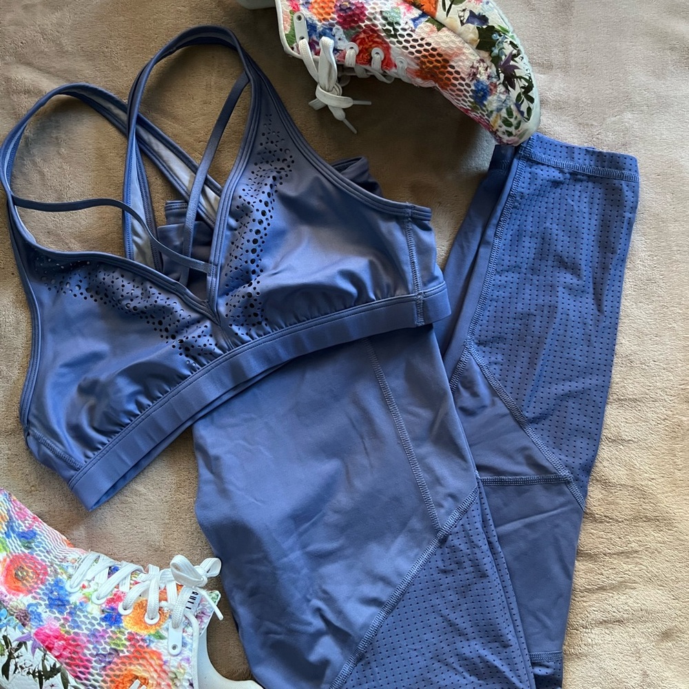 Victoria’s Secret VSX Sport Knockout Pastel Periwinkle Leggings Bra Size Medium